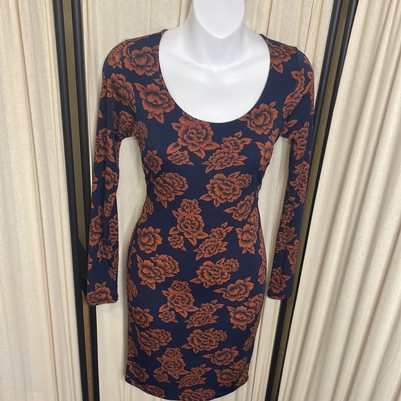 LIKE NEW! FOREVER 21 NAVY BLUE & DARK ORANGE FLORAL BODYCON DRESS SIZE SMALL - Picture 2 of 9